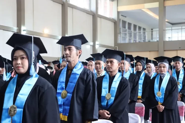 14 Wisudawan Terbaik...