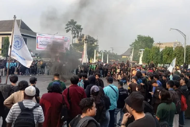 Di Solo, Ratusan Mahasiswa...