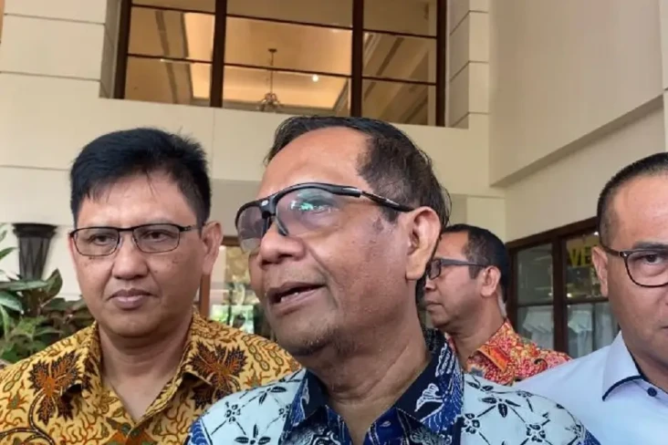DPR Gelar Rapat Bahas...