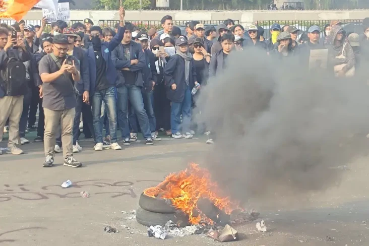 Demo di Gedung DPR,...
