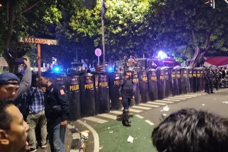 Massa Demo Bubarkan...