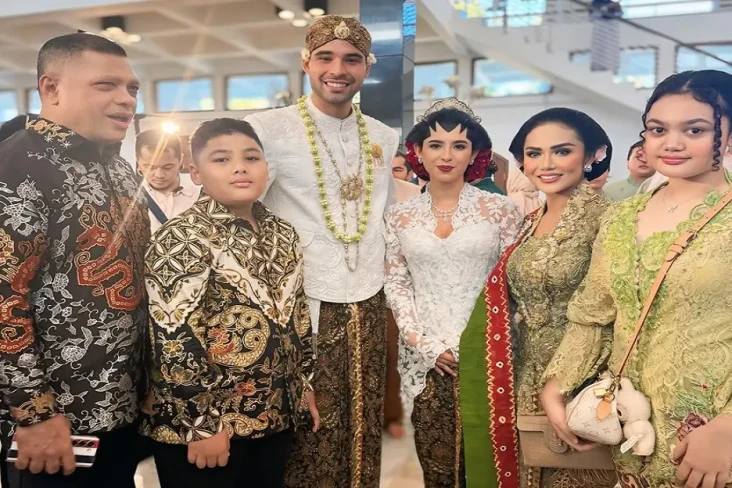 Amora Lemos Mulai Bergaya...