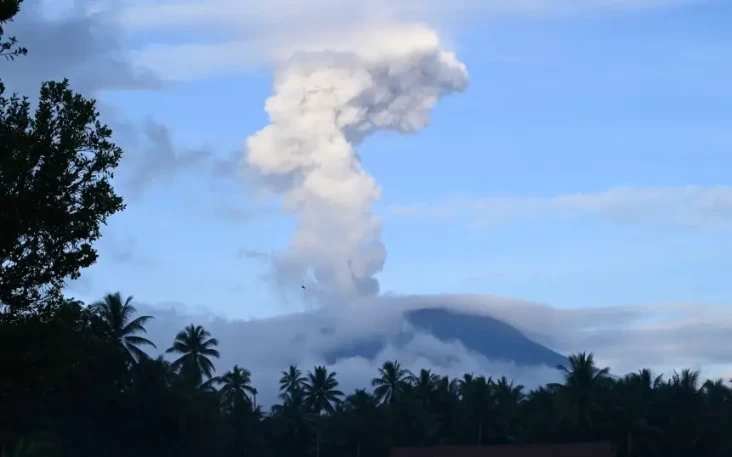 Gunung Ibu Kembali Erupsi,...