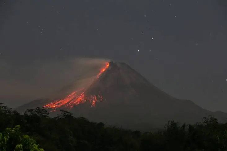 Waspada! Gunung Merapi...