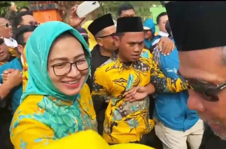 Dikawal Massa Pendukung...