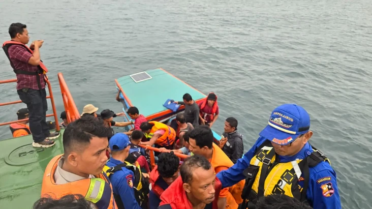 Tim SAR Selamatkan 12...
