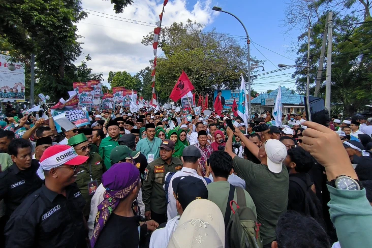 Daftar ke KPU NTB, Ribuan...