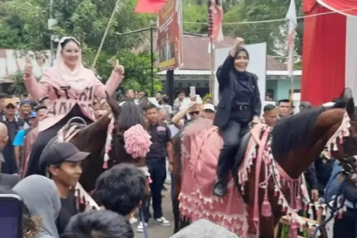 Tampil Nyentrik Naik...