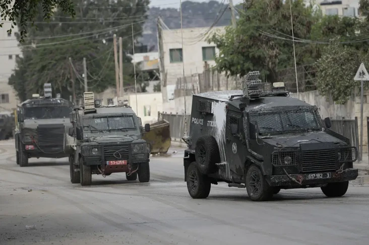 Militer Israel Luncurkan...