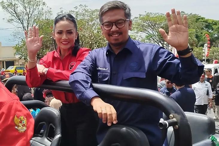 Diiringi Ribuan Simpatisan,...