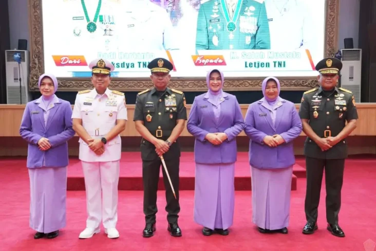Panglima TNI Pimpin...