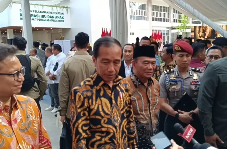 Jokowi Izinkan Risma...