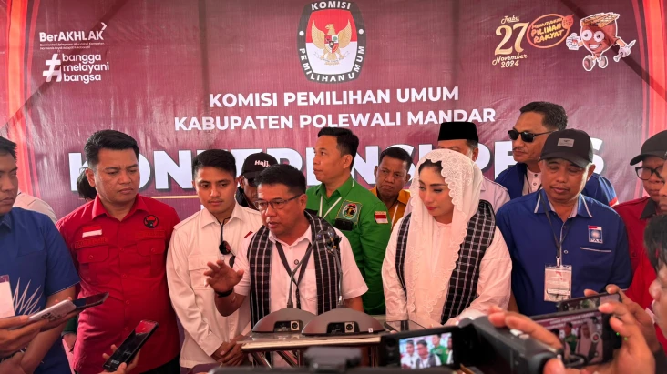 Diantar Ribuan Pendukung,...