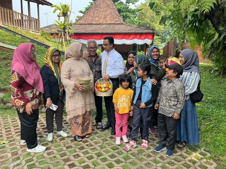 Anies Dikunjungi Warga...