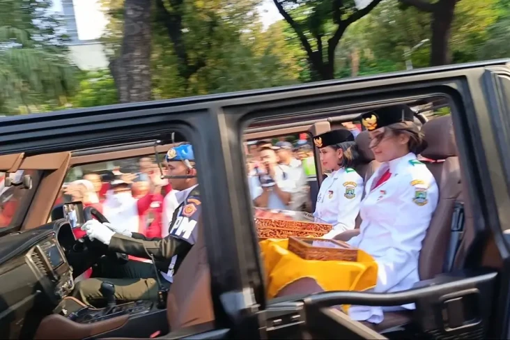 Dikirab Pakai Rantis...