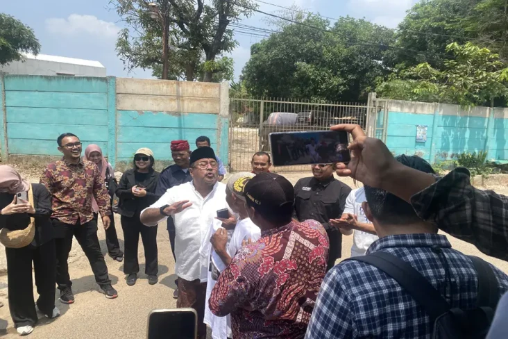 Warga Karang Tengah...