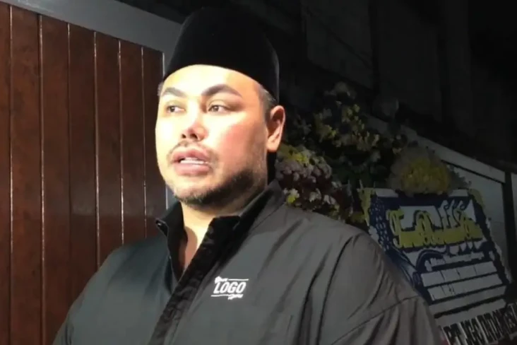 Kenakan Busana Muslim,...