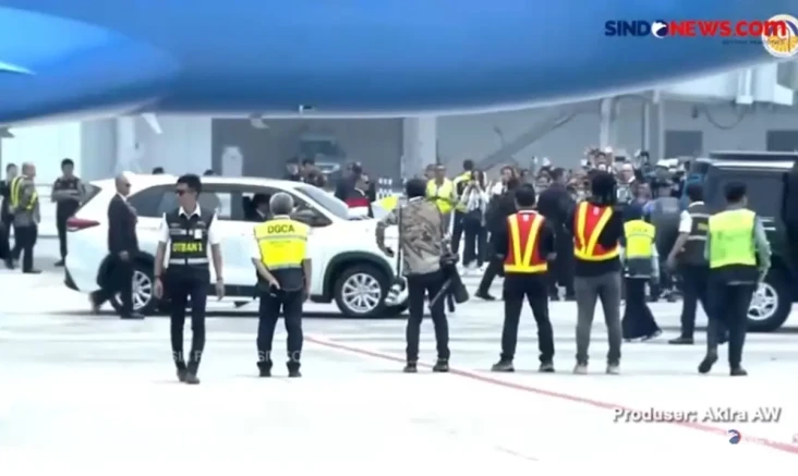 Mobil Mewah Lewat! Paus...