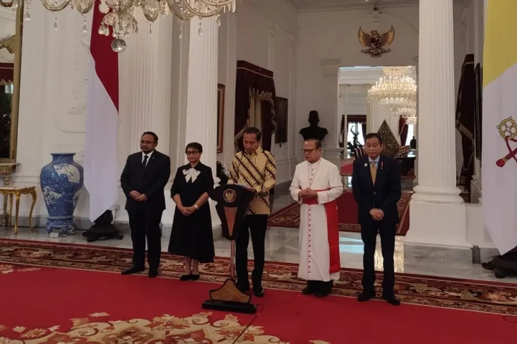 Presiden Jokowi Sambut...