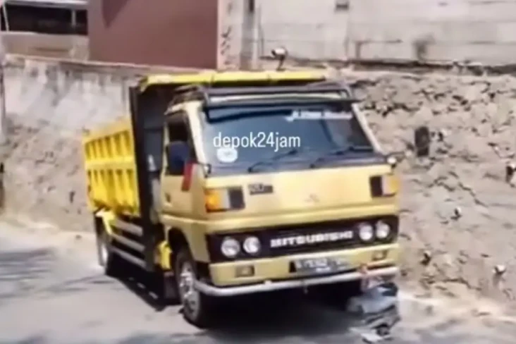 Truk Engkel Gagal Nanjak...