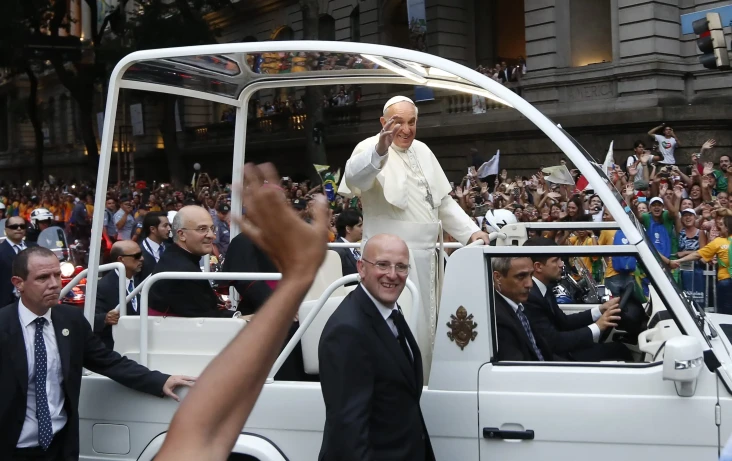 Mengenal Apa Itu Popemobile,...
