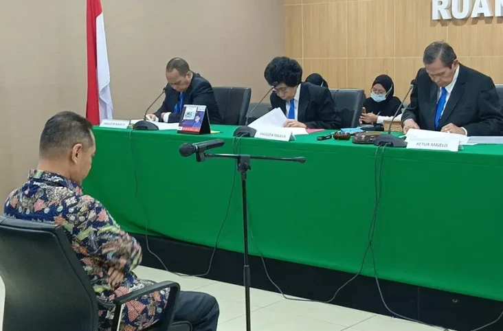 Menunda-nunda Persidangan...