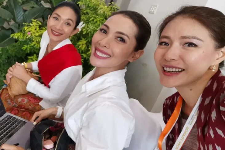5 Artis Indonesia Hadiri...