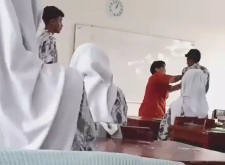 Tak Terima Anak Dianiaya,...