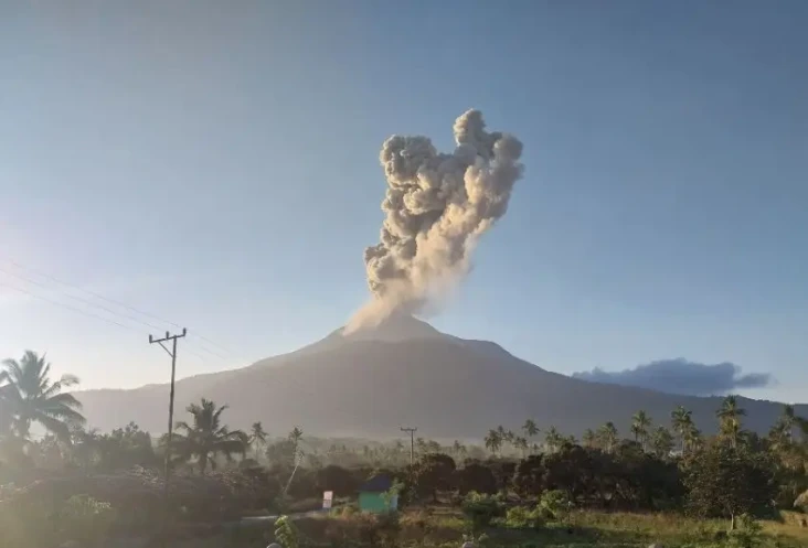 Gunung Lewotobi Laki-laki...