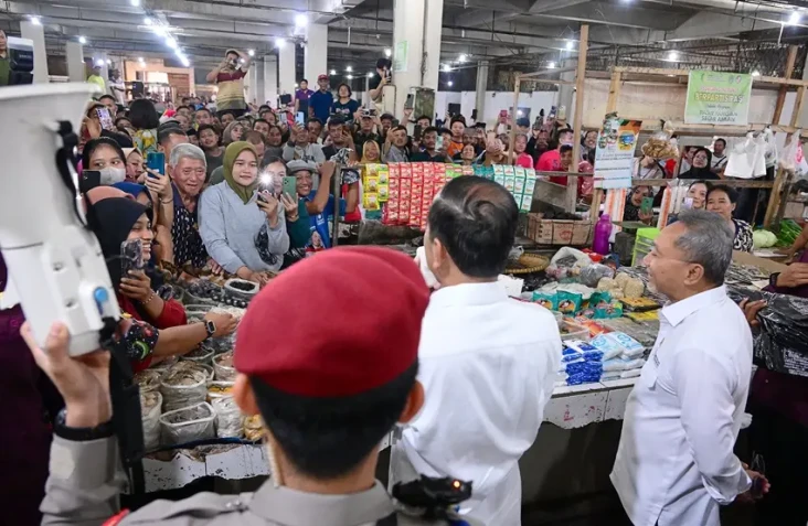 Pakai Megafon, Jokowi...