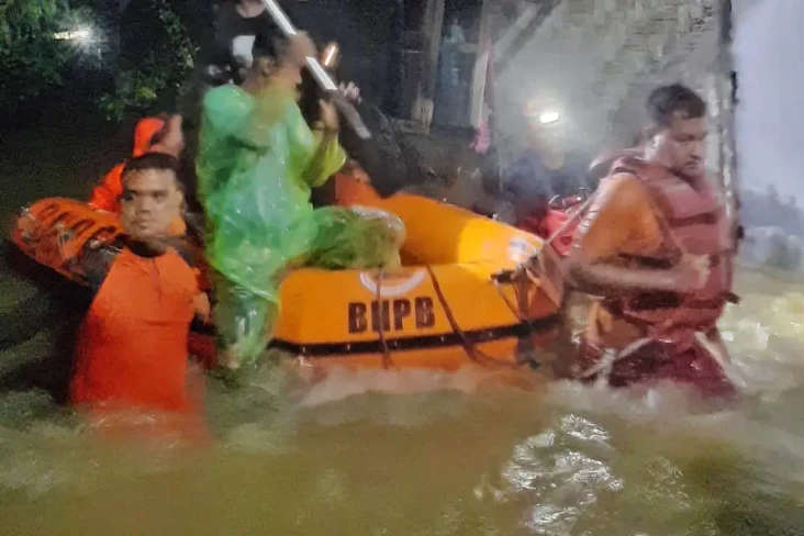 Banjir Terjang Kota...