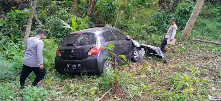 Mobil Terjun ke Jurang...