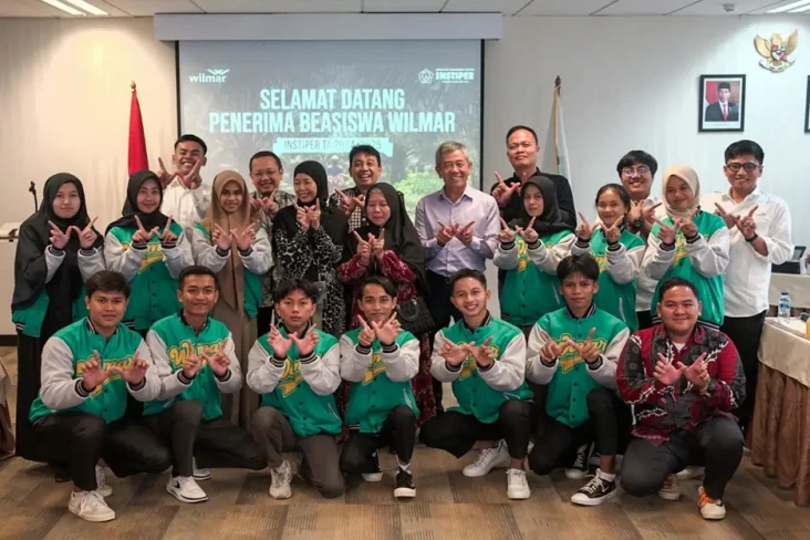 12 Siswa Mendapat Beasiswa...