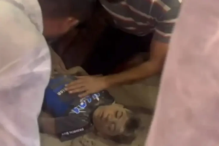 Israel Bombardir Kamp...