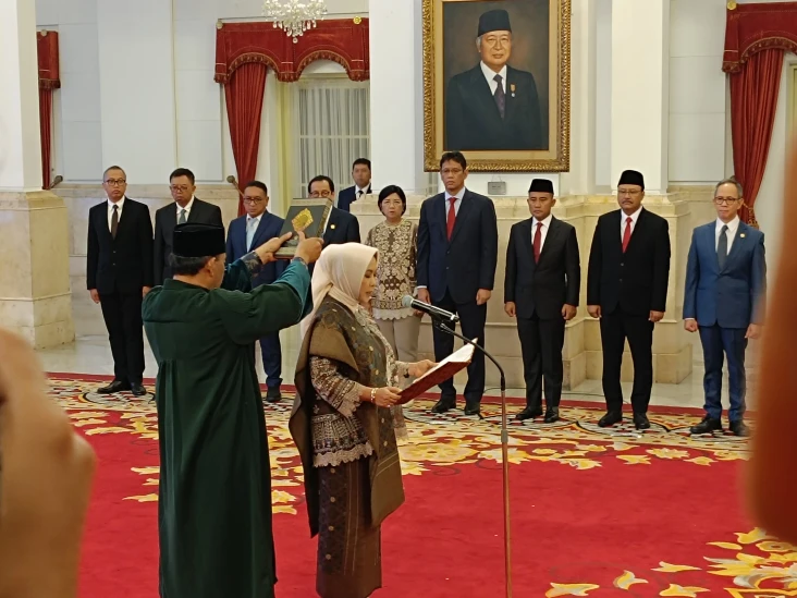 Jokowi Lantik Aida S....