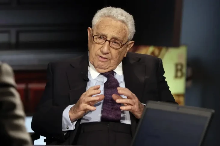 2 Ramalan Henry Kissinger...