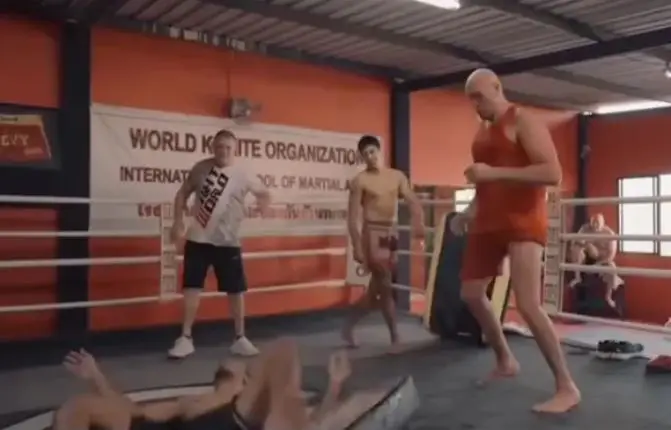 Tyson Fury Jatuhkan...