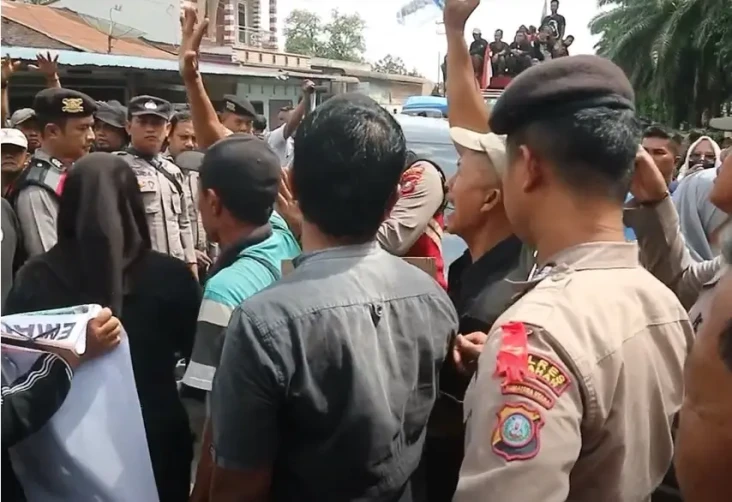 Jalan Rusak Tak Kunjung...
