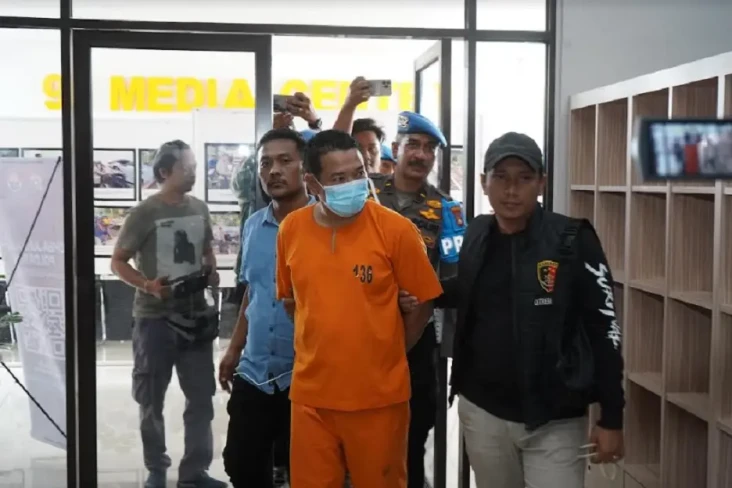 Polda Riau Tahan Bripka...