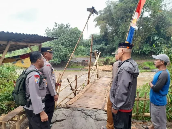 Jembatan Penghubung...
