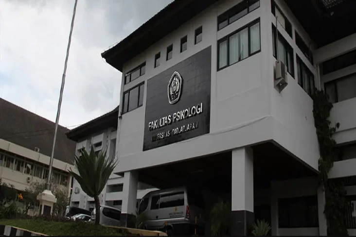 17 Universitas dengan...