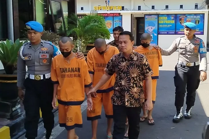 Unggahan Foto Berpakaian...