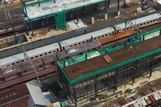 Pengguna KRL Stasiun...