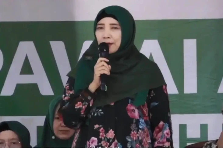 Umi Rohmi Buka Pawai...