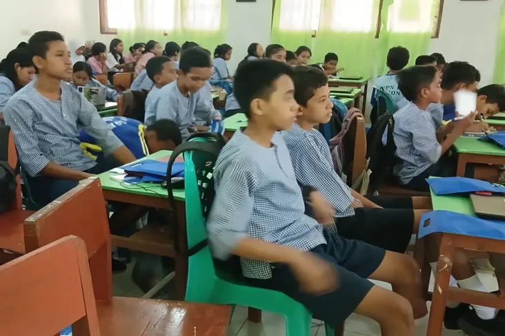 Guru dan Siswa di Ambon...