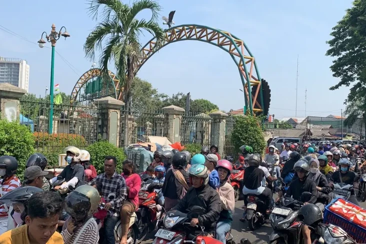 Long Weekend, Lalu Lintas...