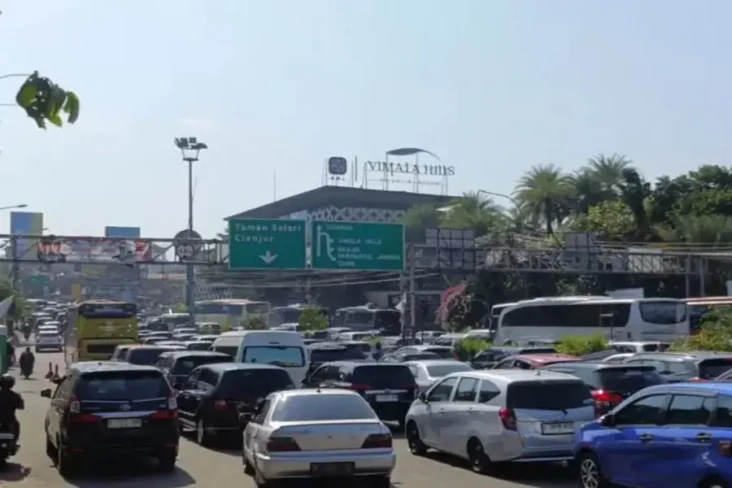 Puncak Macet Total,...