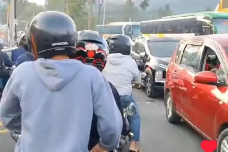 Puncak Masih Macet Parah,...