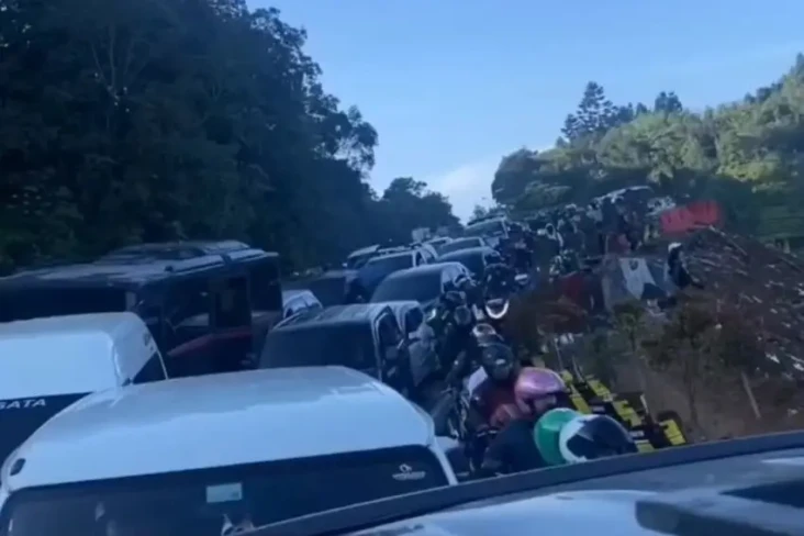 Puncak Bogor Macet Lebih...