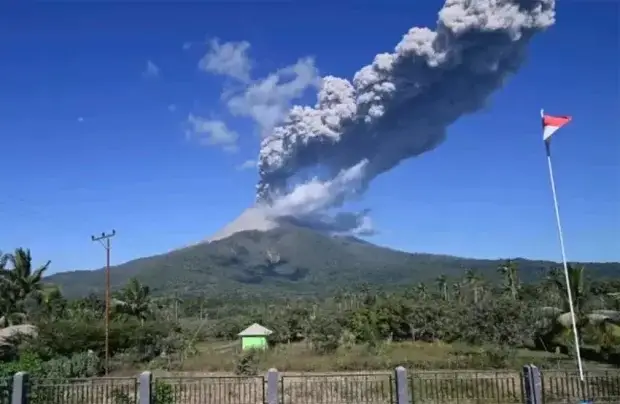 Gunung Lewotobi Meletus...